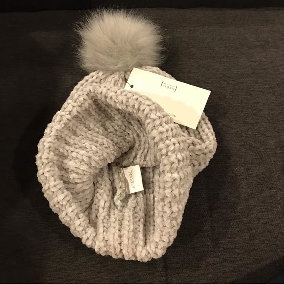Jules Kaye NWT Pom Pom knit hat. Soft light grey hat with a vegan fur Pom Pom. - Picture 4 of 5